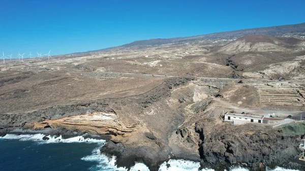 Vzdušný Snímek Skalnatého Ostrova Zachyceného Uprostřed Oceánu — Stock fotografie