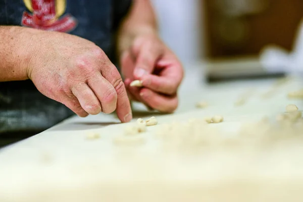 Yetişkin Beyaz Kadın Pisarei Hazırlıyor Talyan Geleneksel Makarna Piacenza Talya — Stok fotoğraf