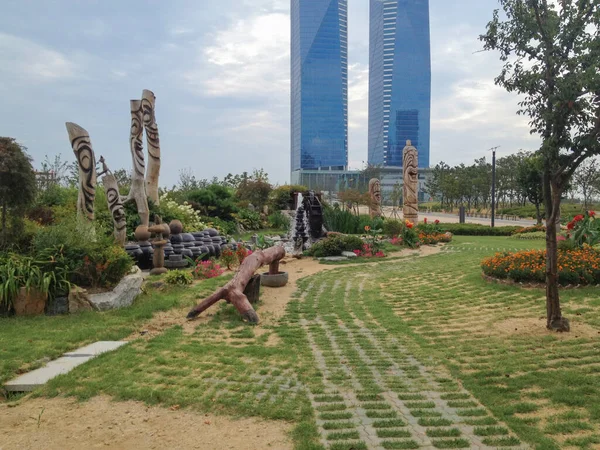 Skyline Songdo Corea Del Sud Pali Totem Legno Chiamati Jangseung — Foto Stock