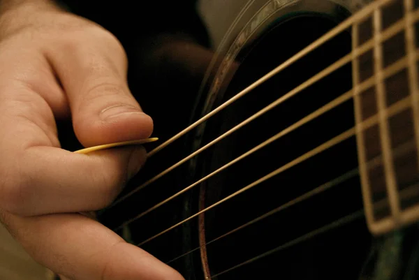 Gitar Çalan Bir Adamın Yakın Plan Fotoğrafı — Stok fotoğraf