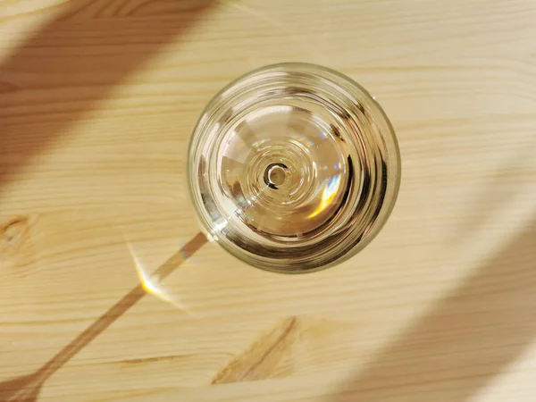 Bovenaanzicht Van Een Glas Vol Water Een Houten Tafel — Stockfoto