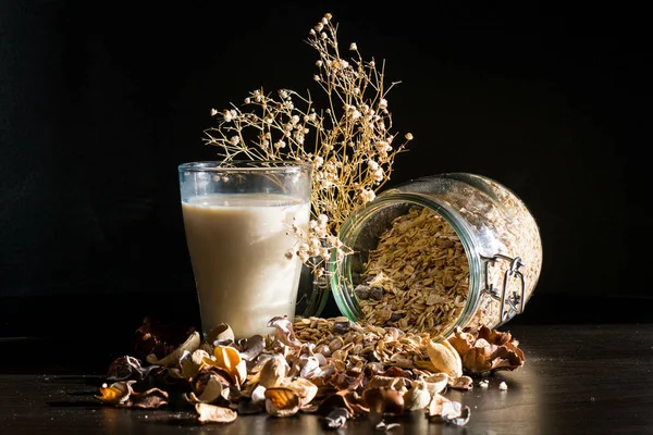 Bicchiere Latte Avena Barattolo Pieno Cereali Integrali Avena Fondo Nero — Foto Stock