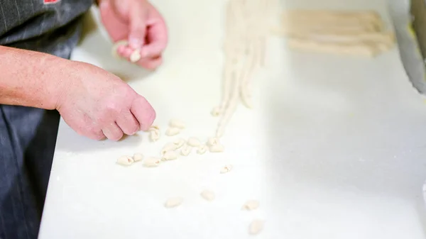 Mujer Caucásica Adulta Preparando Pisarei Pasta Tradicional Italiana Extruida Piacenza — Foto de Stock