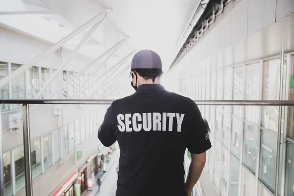 Guardia Seguridad Masculino Con Una Camiseta Negra Una Gorra Pie —  Fotos de Stock