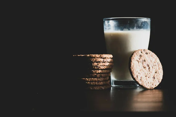 Ett Glas Havremjölk Och Havrekakor Svart Bakgrund — Stockfoto