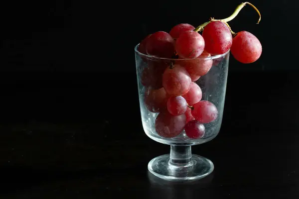 Frische Rote Trauben Glas Vor Schwarzem Hintergrund — Stockfoto