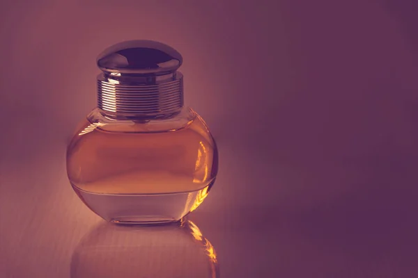 Egy Közeli Kép Parfümről Sötét Lila Háttérrel — Stock Fotó