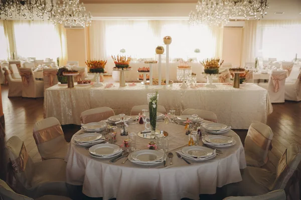 Közelkép Egy Gyönyörűen Díszített Esküvői Étteremről — Stock Fotó