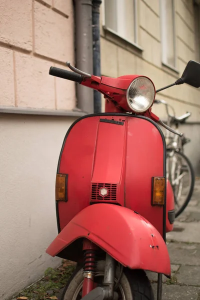 Disparo Vertical Una Motocicleta Roja Una Calle —  Fotos de Stock