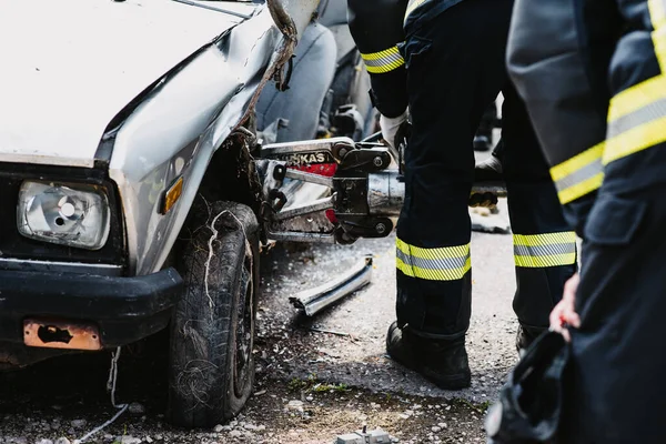 損傷した車を修理する整備士 — ストック写真