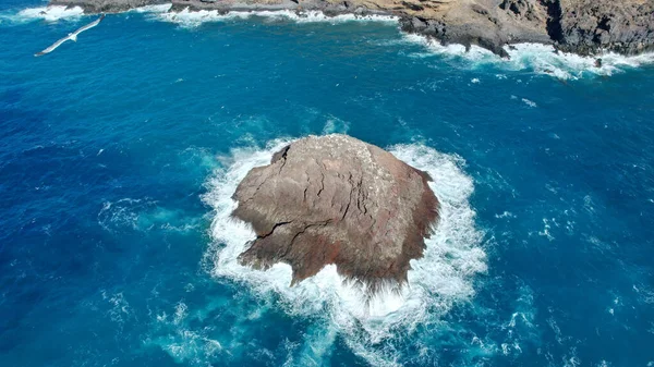 Воздушный Снимок Скалистого Острова Снятого Посреди Океана — стоковое фото