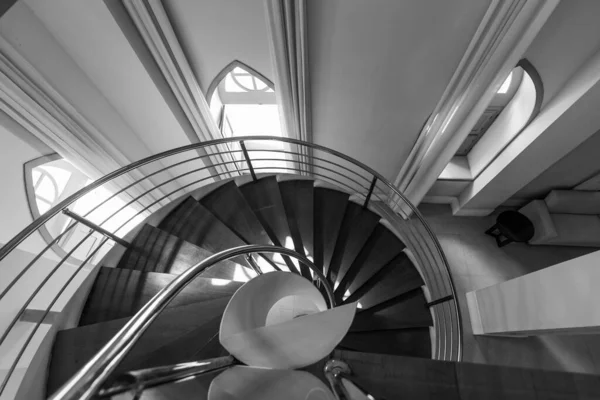 Yüksek Açılı Gri Ölçekli Bir Dairesel Merdiven Görüntüsü — Stok fotoğraf