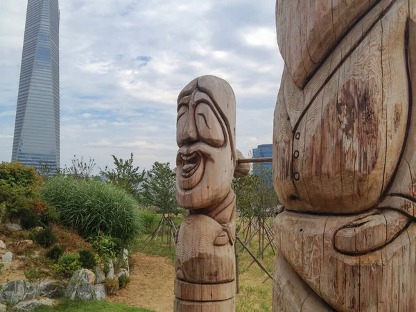 Skyline Songdo South Korea Wooden Totem Poles Called Jangseung Park — Stock Photo, Image