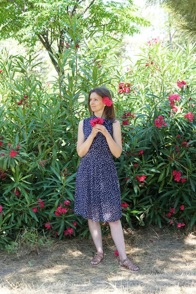 美しい庭のバラのある庭の白人女性 — ストック写真