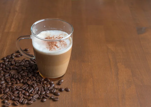 Närbild Glas Med Latte Den Placeras Ett Träbord Med Kaffebönor — Stockfoto