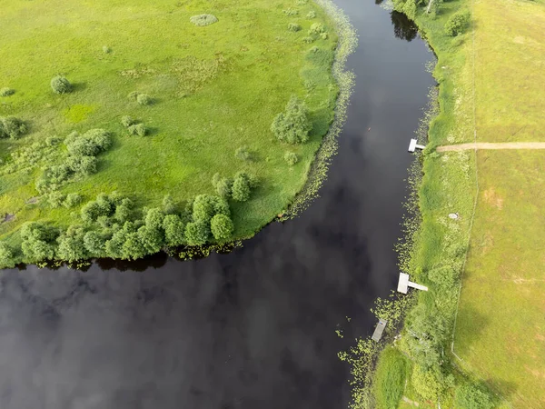 Een Luchtfoto Van Groene Loofbomen Vijver Rivier Met Een Luchtspiegeling — Stockfoto