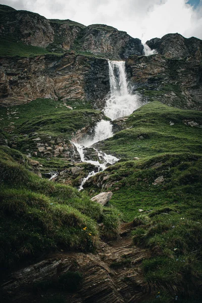 Colpo Verticale Una Cascata Che Scorre Sulle Rocce — Foto Stock