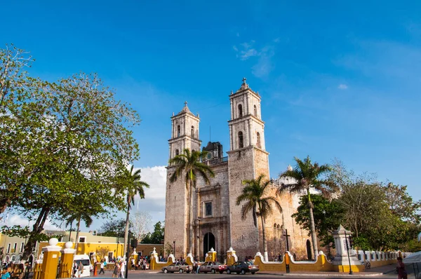 Valladoli Mexico May 2017 View Tourists Front San Gervasio Cathedral — Stock Photo, Image