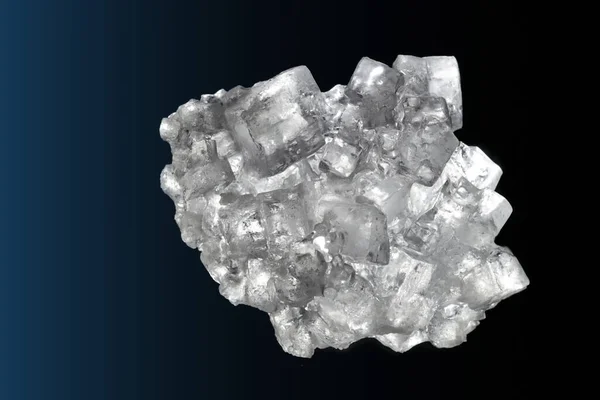 Agregado Muchos Cristales Sal Cúbica Casi Transparentes Frente Fondo Oscuro — Foto de Stock