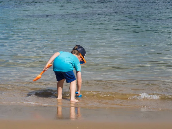 Een Kleine Blanke Jongen Die Aan Kust Van Zee Speelt — Stockfoto