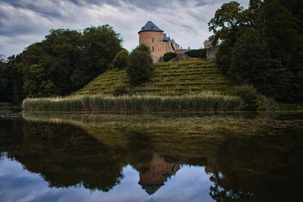 Castello Gaasbeek Immerso Nel Verde Lago Una Giornata Cupa Lennik — Foto Stock