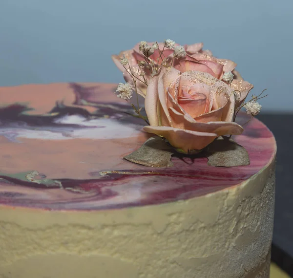 花の装飾が施された食欲をそそる甘いケーキ — ストック写真