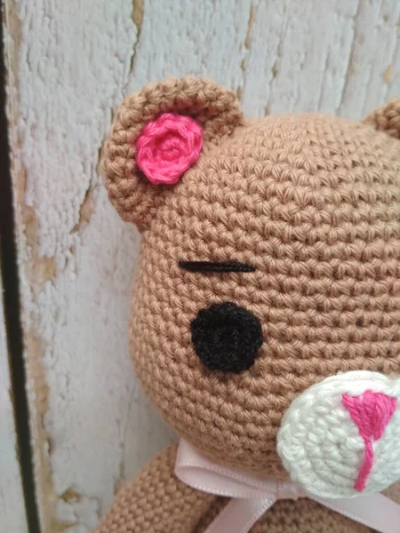 Closeup Cute Handmade Knitted Brown Toy Bear — Stock Photo, Image