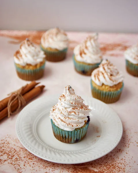 Gros Plan Délicieux Cupcakes Crème Fouettée Cannelle — Photo