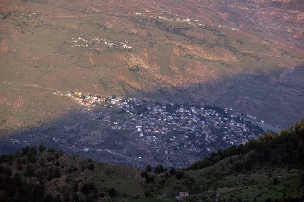 Die Landschaft Einer Stadt Umgeben Von Grünen Hügeln Auf Dem — Stockfoto