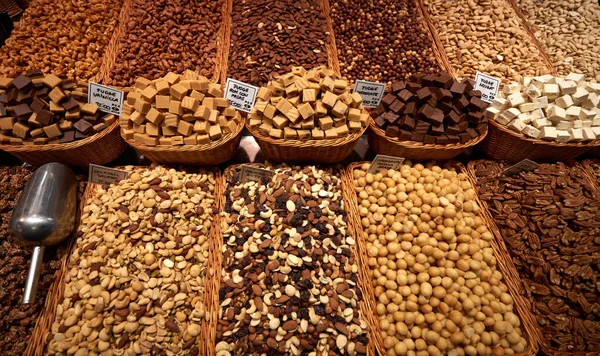 Eine Vielzahl Von Nüssen Und Schokolade Schalen Auf Einem Markt — Stockfoto