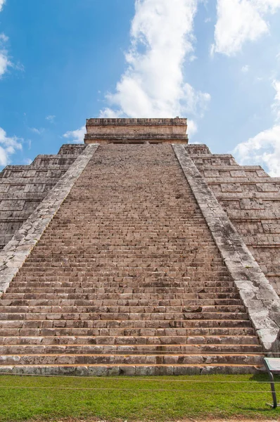 Disparo Vertical Antigua Pirámide Templo Kukulcan Chichén Itzá México —  Fotos de Stock