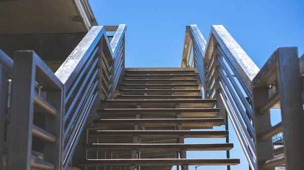 Közelkép Egy Épület Fém Lépcsőjéről Napfény Kék Alatt — Stock Fotó