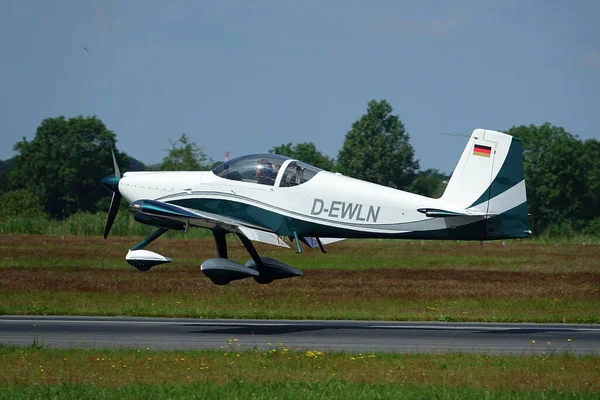 Wilhelmshaven Alemanha Junho 2020 Belo Tiro Voo Avião Aeróbico Aterragem — Fotografia de Stock