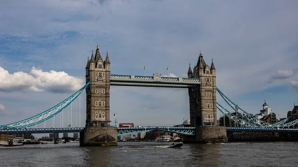 Piękna Sceneria Tower Bridge Thornton Wielkiej Brytanii Błękitnym Zachmurzonym Niebem — Zdjęcie stockowe