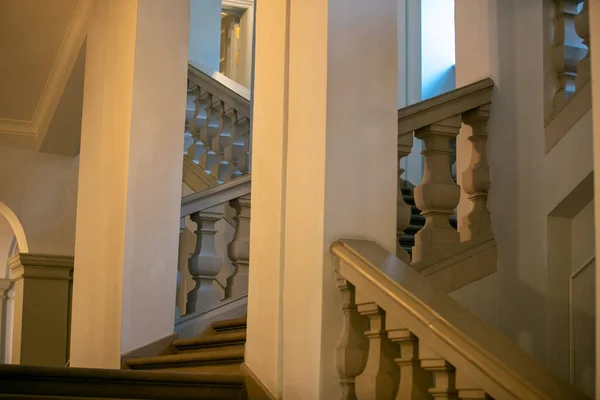 Снимок Лестницы Низким Углом Внутри Старого Здания Красивым Декором — стоковое фото