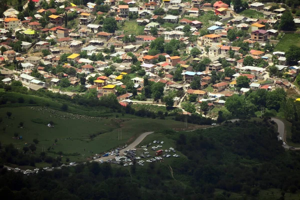 Die Landschaft Einer Stadt Umgeben Von Grünen Hügeln Auf Dem — Stockfoto