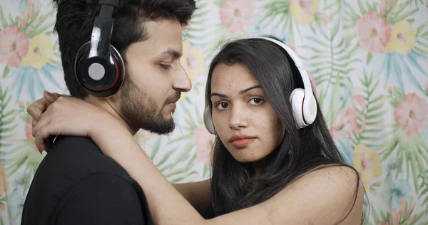 Ένα Νεαρό Ζευγάρι Ινδών Ακούει Μουσική Ακουστικά Στο Φόντο Του — Φωτογραφία Αρχείου