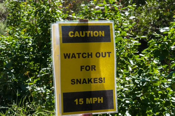 Una Señal Advertencia Para Las Serpientes Para Ser Conscientes —  Fotos de Stock
