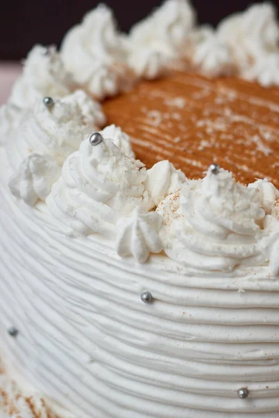 Eine Nahaufnahme Eines Frischen Leckeren Hausgemachten Kuchen Mit Weißer Schlagsahne — Stockfoto