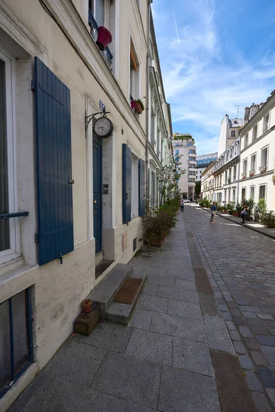 Eine Vertikale Aufnahme Von Wohnhäusern Und Pflanzen Straßenrand — Stockfoto