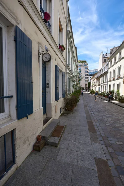 街路の住宅や植物の垂直ショット — ストック写真