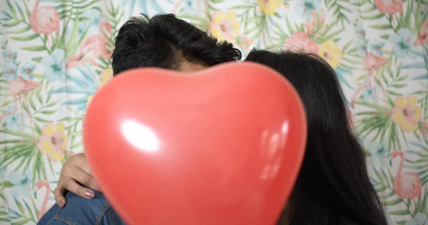 Una Dulce Pareja Escondiendo Beso Detrás Globo Rojo Forma Corazón —  Fotos de Stock