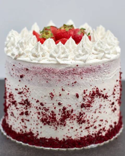白いホイップクリームと新鮮なイチゴで飾られたおいしい自家製ケーキのクローズアップ — ストック写真