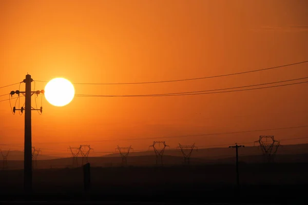 美丽的夕阳西下 透射塔的轮廓在阳光下呈现 — 图库照片