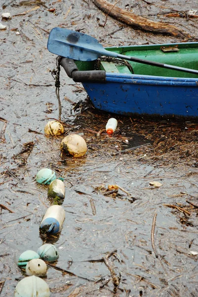 汚れた湖で漁船の垂直ショット — ストック写真