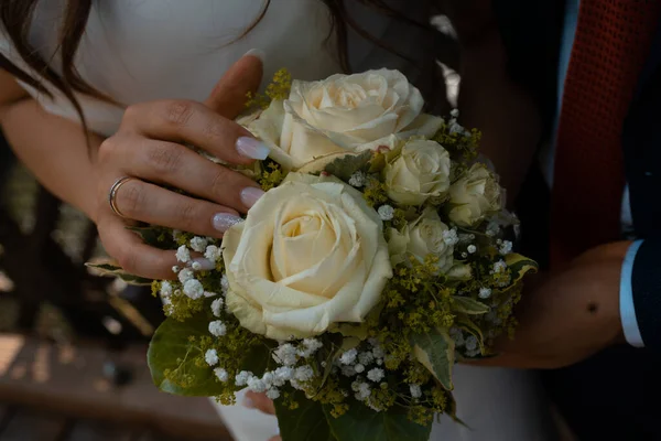 Egy Közeli Kép Egy Menyasszonyról Egy Vőlegényről Akik Esküvői Csokrot — Stock Fotó