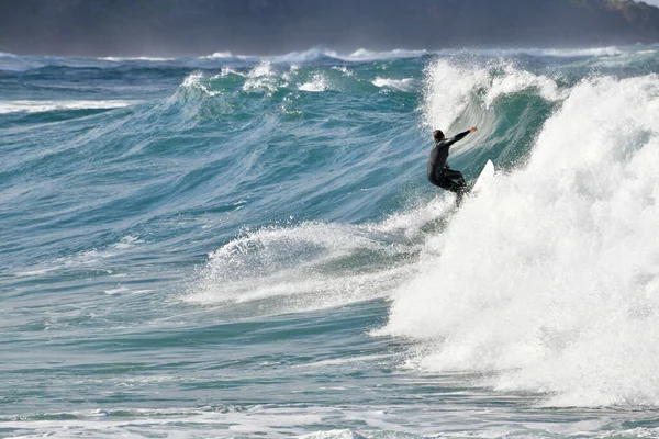 海で大きな波に乗る熟練したサーファー — ストック写真