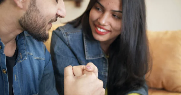 Een Jong Indiaas Echtpaar Gelukkig Chatten Terwijl Zitten Bank — Stockfoto