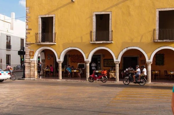 Valladoli Mexico May 2017 Ciemnożółty Stary Budynek Valladolid Małym Miasteczku — Zdjęcie stockowe