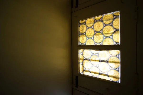 Крупный План Окна Темной Комнате Декоративным Желтым Стеклом — стоковое фото